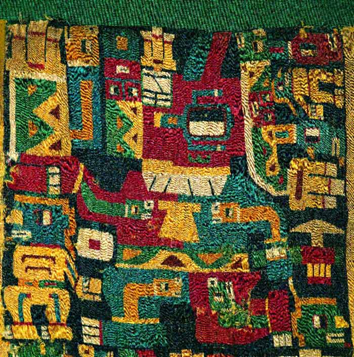 Personaje con atributos chamánicos en túnica del Período Medio de Pulacayo, Bolivia. Foto de Fernando Maldonado publicada en libro Tiwanaku, Señores del Lago Sag rado, 2000: 87 Textil de Pulacayo, Cultura Tiwanaku, 700-1000 d.C., Museo Arte Indígena ASUR, Sucre. (Tiwanaku 2000: 87)